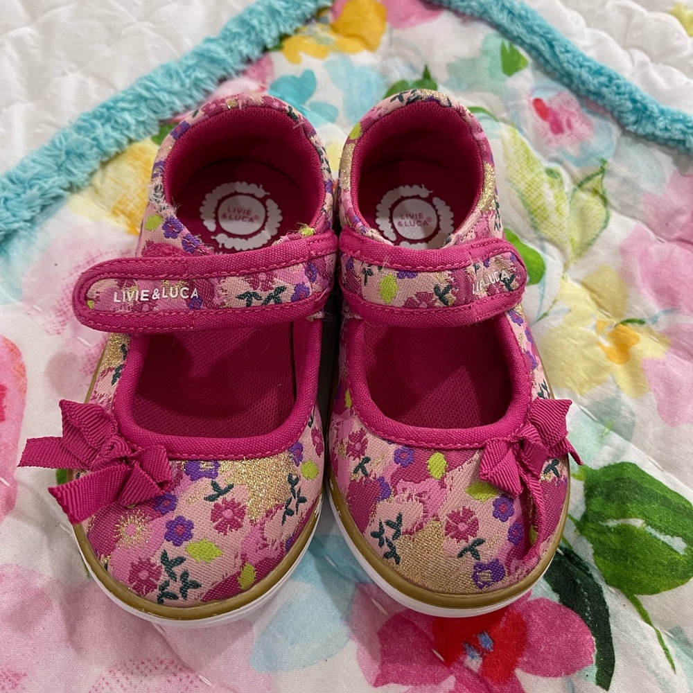 EUC Mary Jane floral sneakers